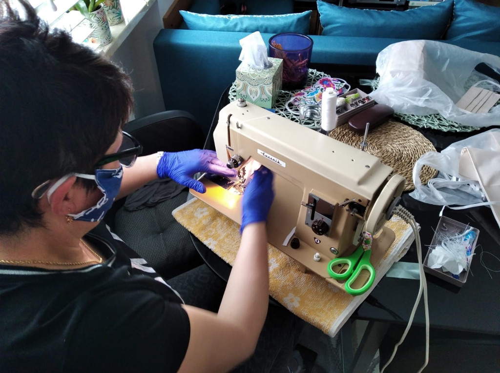 Lewin Brzeski szyje maseczki!