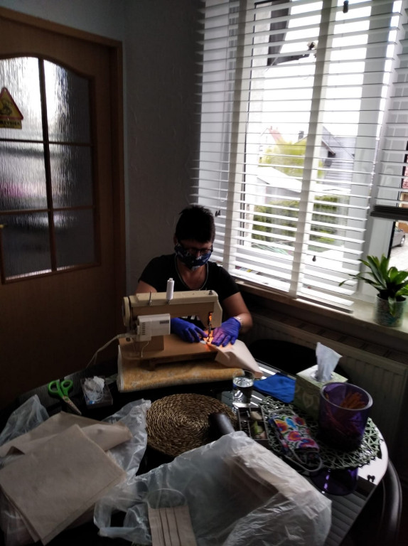 Lewin Brzeski szyje maseczki!