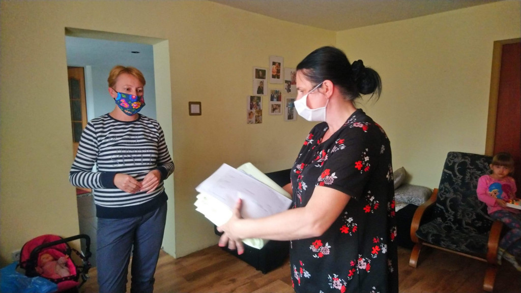 Lewin Brzeski szyje maseczki!