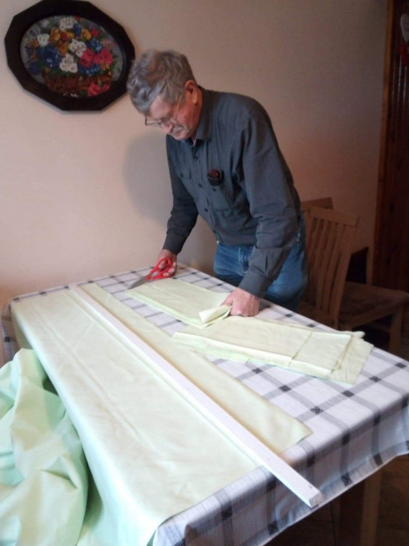 Lewin Brzeski szyje maseczki!