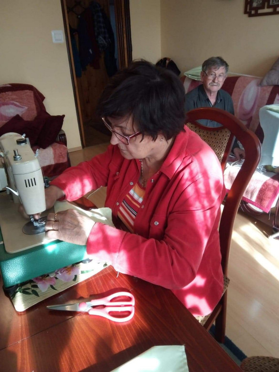 Lewin Brzeski szyje maseczki!