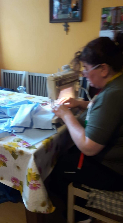 Lewin Brzeski szyje maseczki!