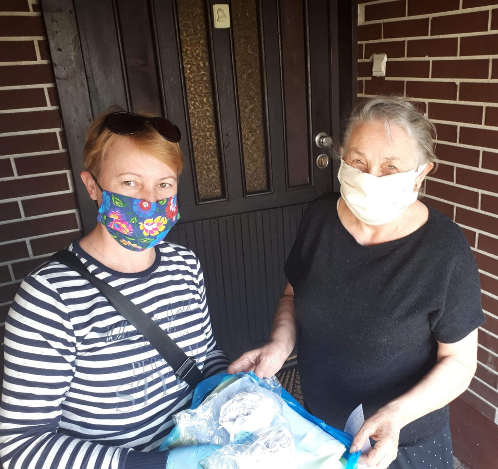 Lewin Brzeski szyje maseczki!