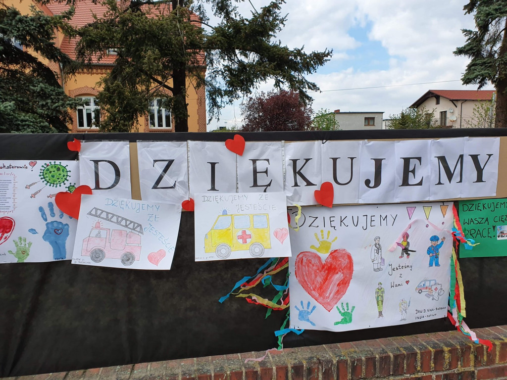 #BrawoDlaWas - Przedszkolaki z Lewina Brzeskiego dziękują służbom za ich pracę w czasie epidemii