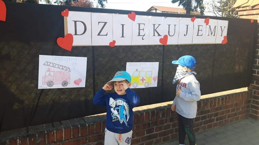 #BrawoDlaWas - Przedszkolaki z Lewina Brzeskiego dziękują służbom za ich pracę w czasie epidemii