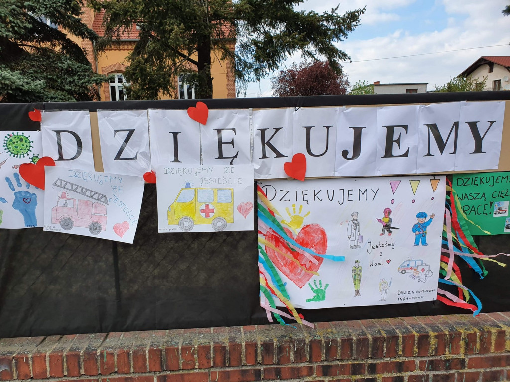 #BrawoDlaWas - Przedszkolaki z Lewina Brzeskiego dziękują służbom za ich pracę w czasie epidemii