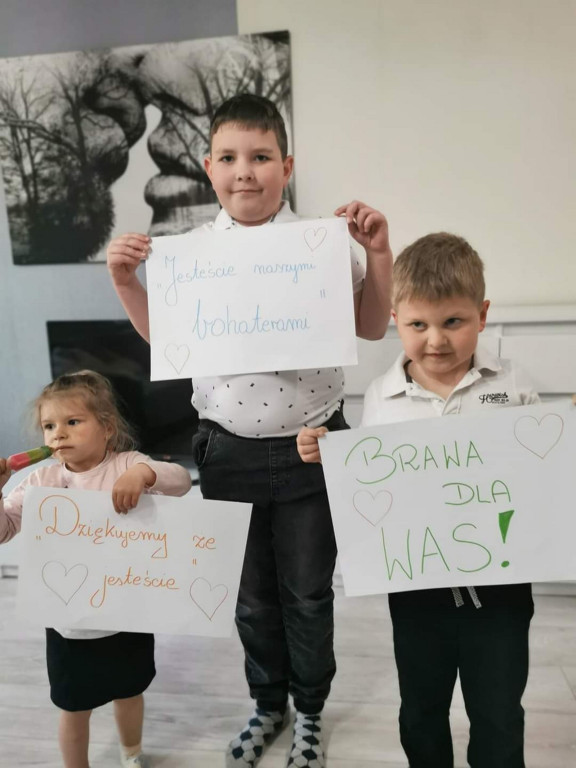 #BrawoDlaWas - Przedszkolaki z Lewina Brzeskiego dziękują służbom za ich pracę w czasie epidemii