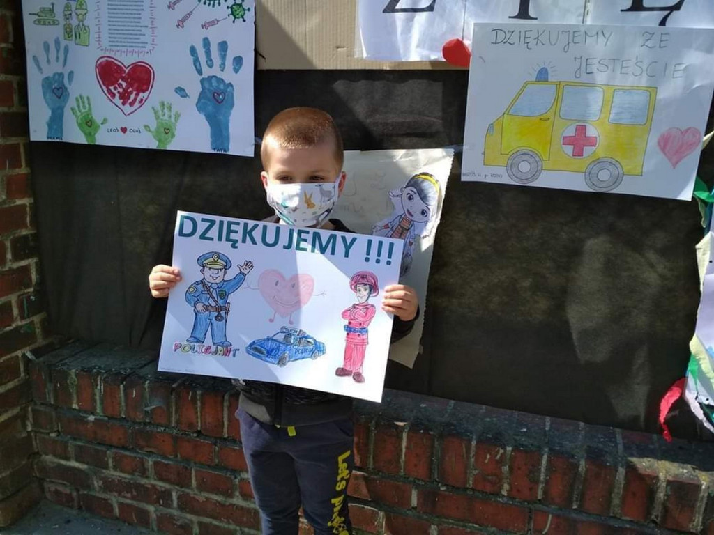 #BrawoDlaWas - Przedszkolaki z Lewina Brzeskiego dziękują służbom za ich pracę w czasie epidemii
