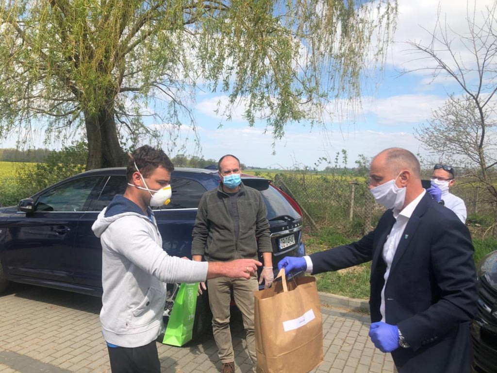Kolejna partia maseczek ochronnych trafiła do mieszkańców Lewina Brzeskiego.