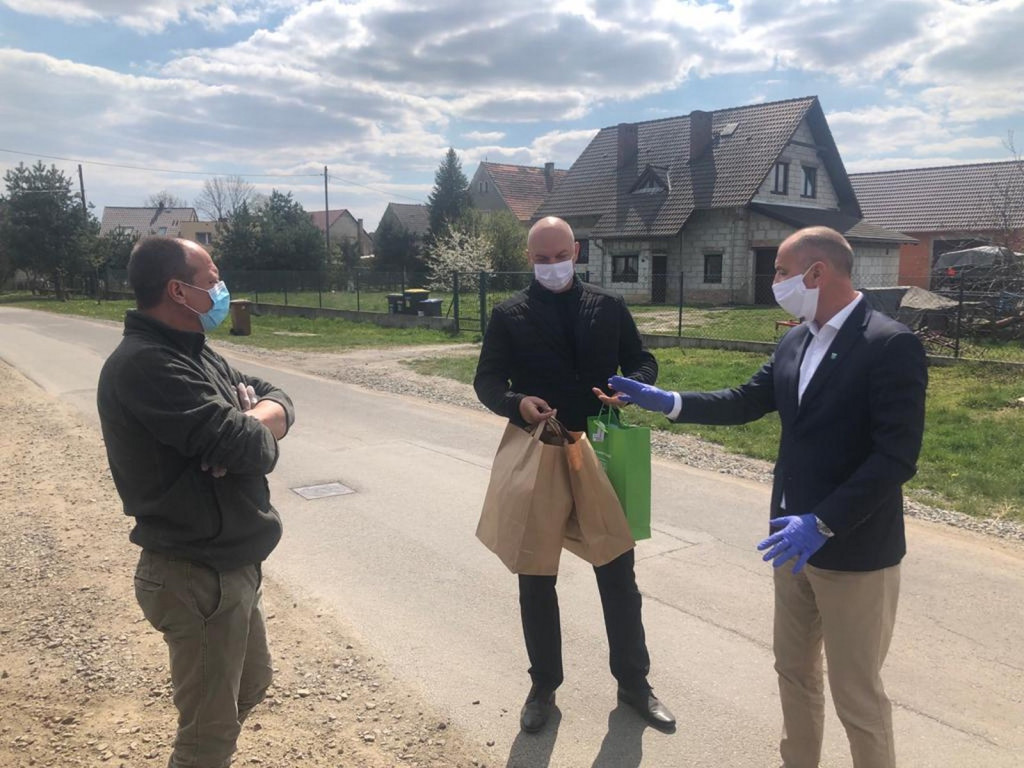 Kolejna partia maseczek ochronnych trafiła do mieszkańców Lewina Brzeskiego.