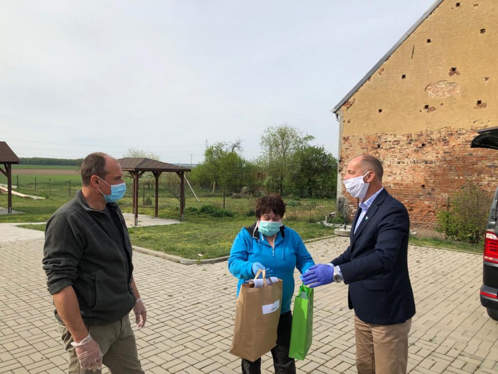 Kolejna partia maseczek ochronnych trafiła do mieszkańców Lewina Brzeskiego.