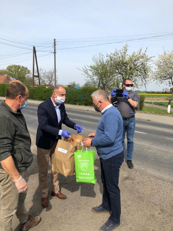 Kolejna partia maseczek ochronnych trafiła do mieszkańców Lewina Brzeskiego.