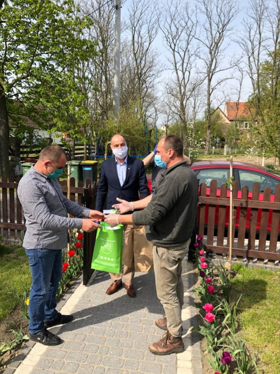 Kolejna partia maseczek ochronnych trafiła do mieszkańców Lewina Brzeskiego.