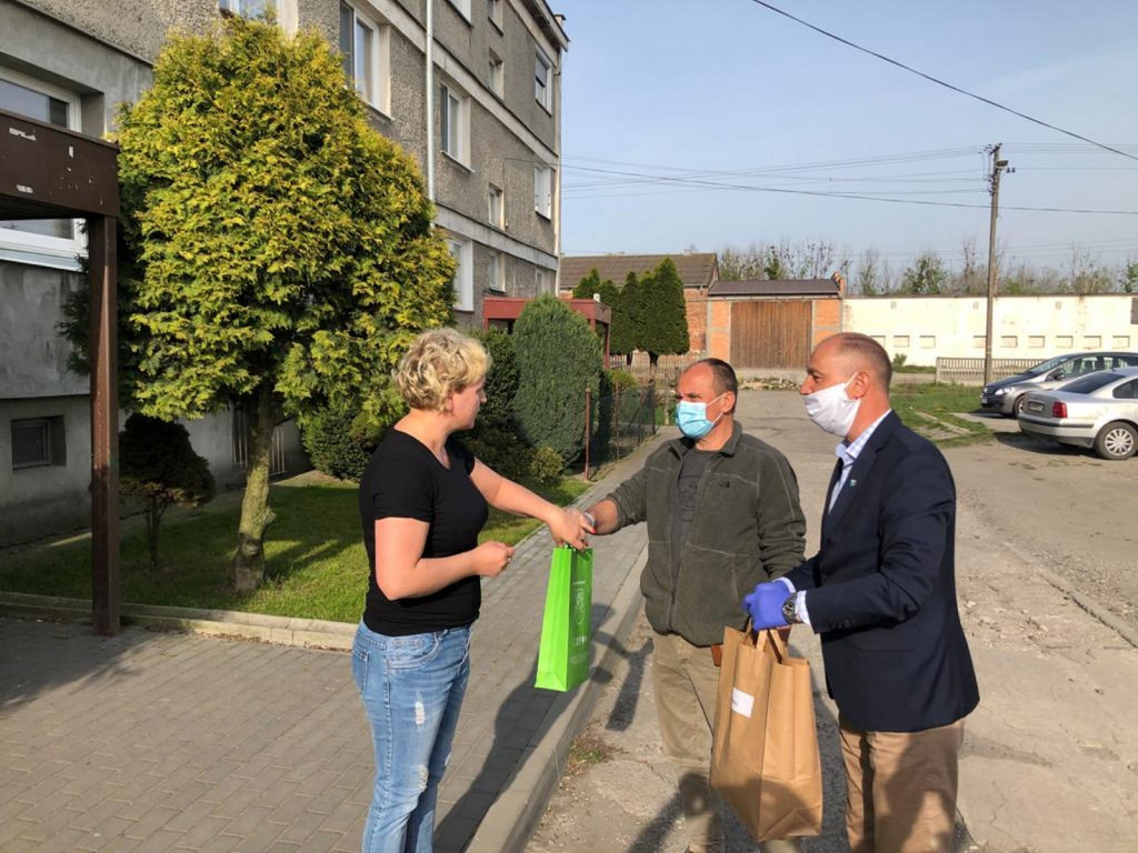 Kolejna partia maseczek ochronnych trafiła do mieszkańców Lewina Brzeskiego.