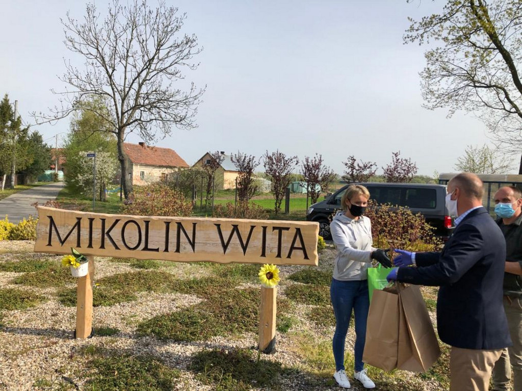 Kolejna partia maseczek ochronnych trafiła do mieszkańców Lewina Brzeskiego.