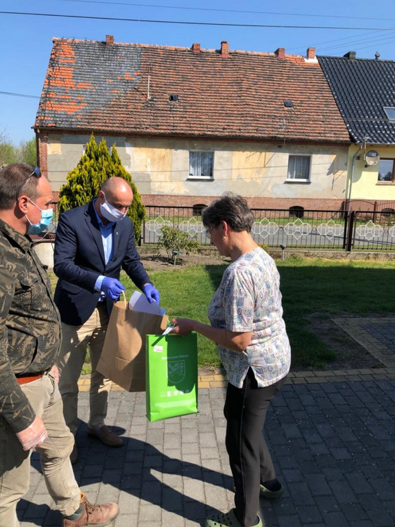Kolejna partia maseczek ochronnych trafiła do mieszkańców Lewina Brzeskiego.
