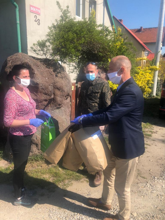 Kolejna partia maseczek ochronnych trafiła do mieszkańców Lewina Brzeskiego.