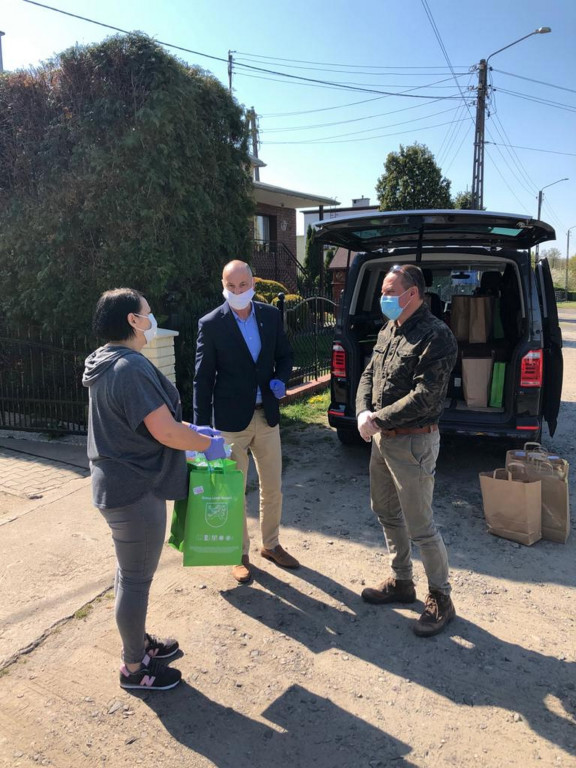 Kolejna partia maseczek ochronnych trafiła do mieszkańców Lewina Brzeskiego.