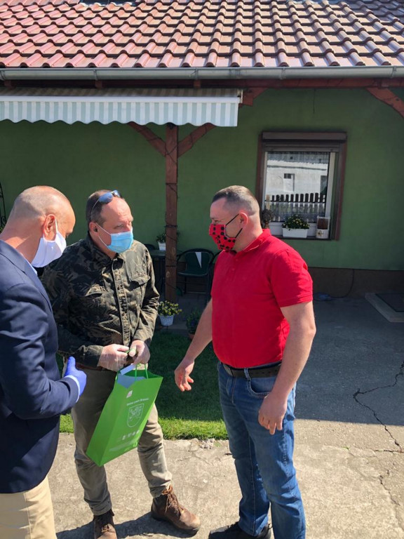 Kolejna partia maseczek ochronnych trafiła do mieszkańców Lewina Brzeskiego.