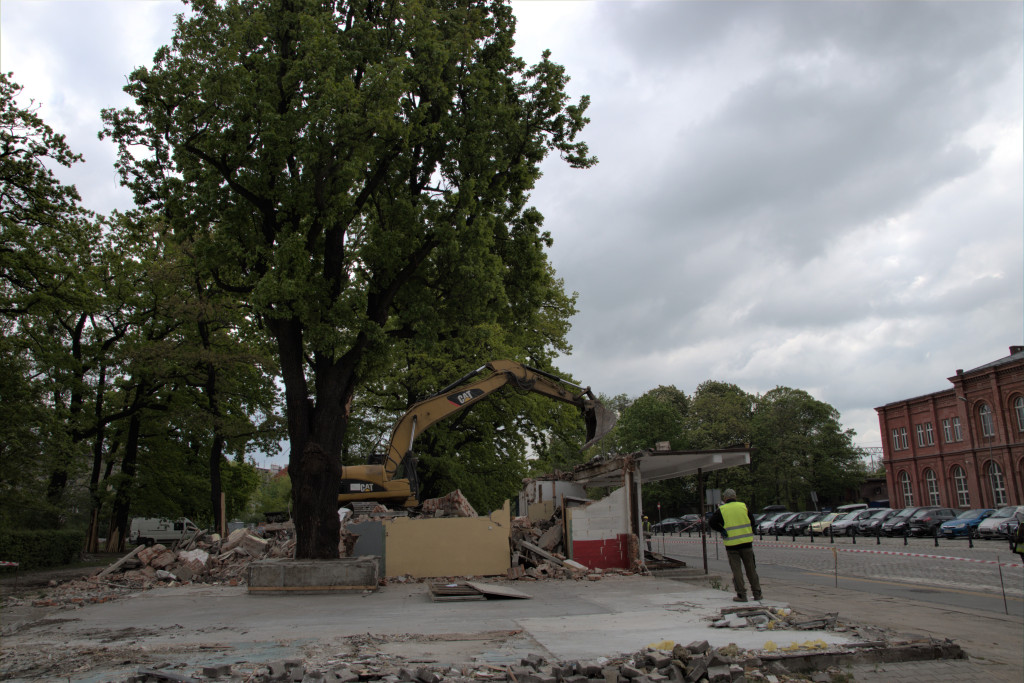 Budynek byłego dworca PKS zburzony (zdjęcia)