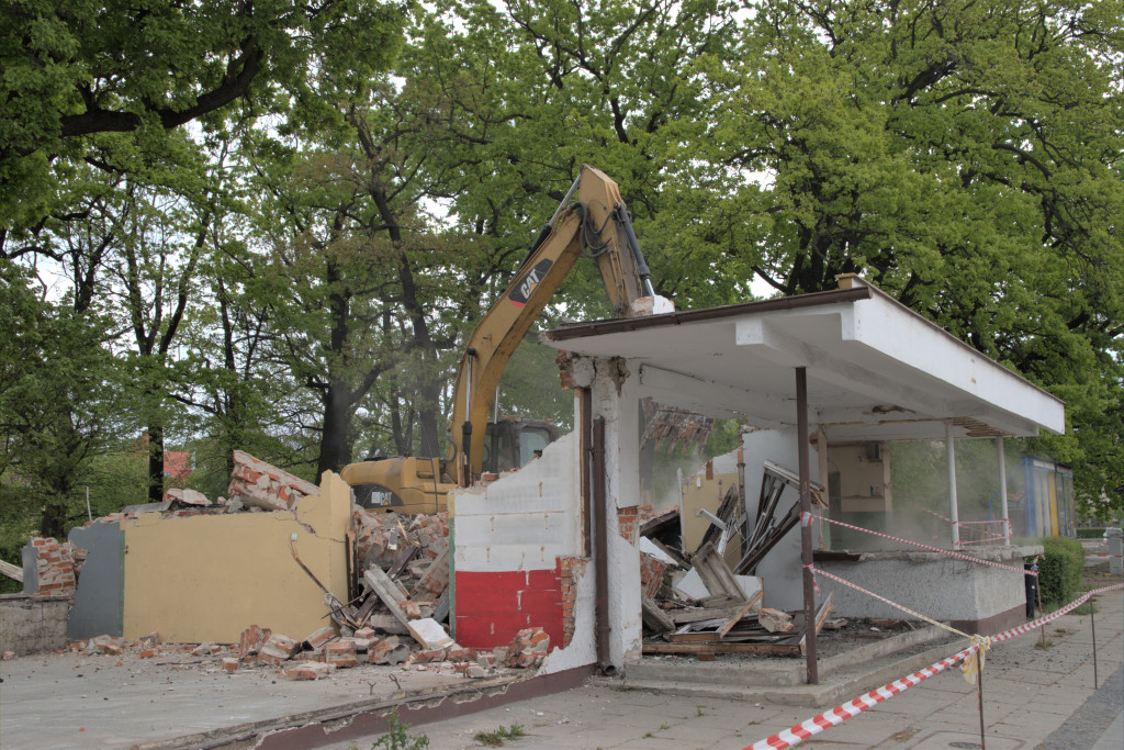 Budynek byłego dworca PKS zburzony (zdjęcia)