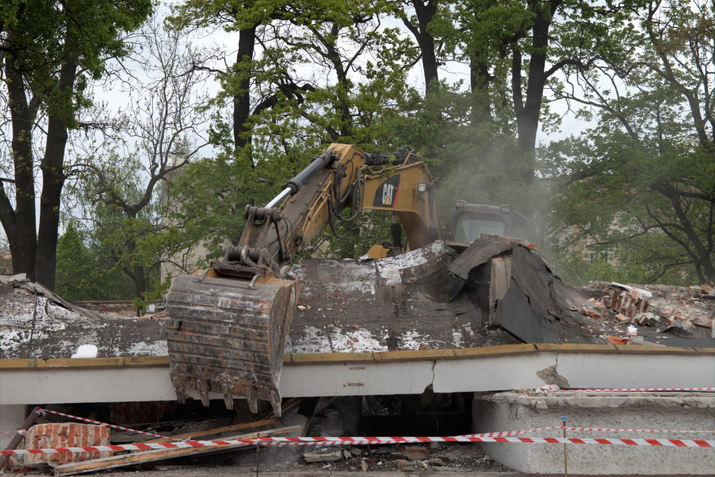 Budynek byłego dworca PKS zburzony (zdjęcia)