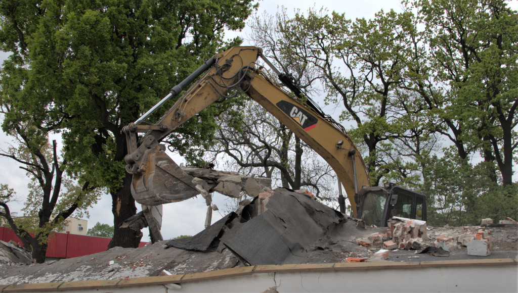 Budynek byłego dworca PKS zburzony (zdjęcia)