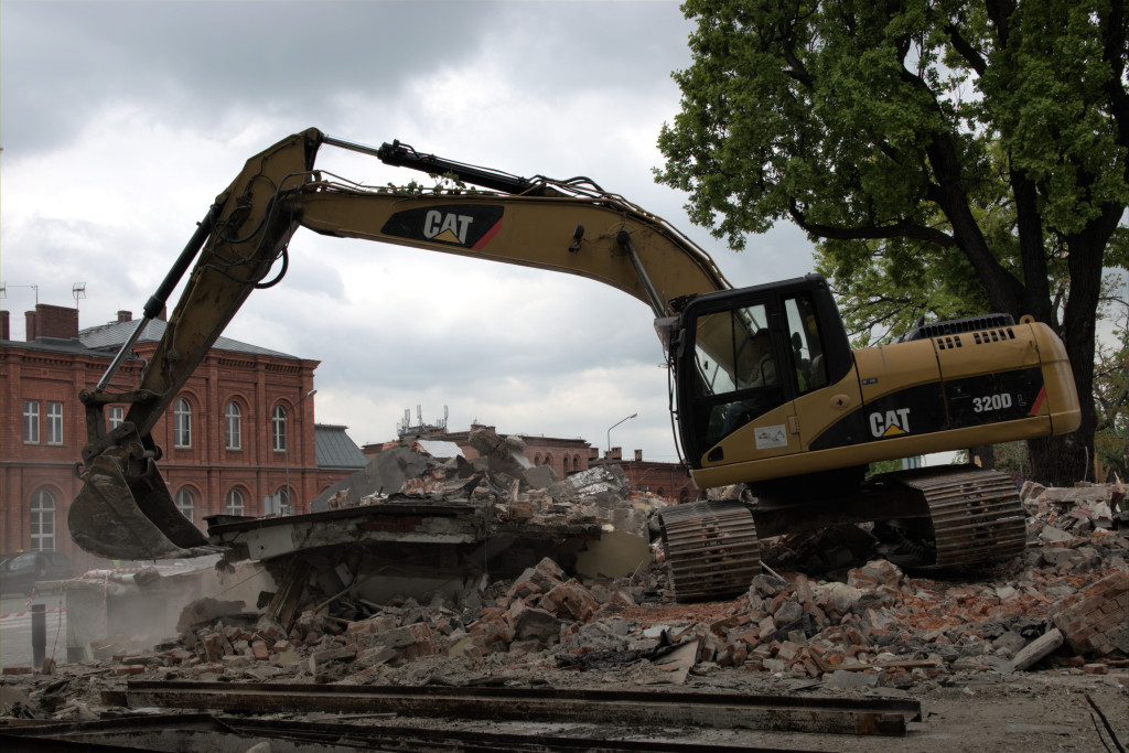 Budynek byłego dworca PKS zburzony (zdjęcia)