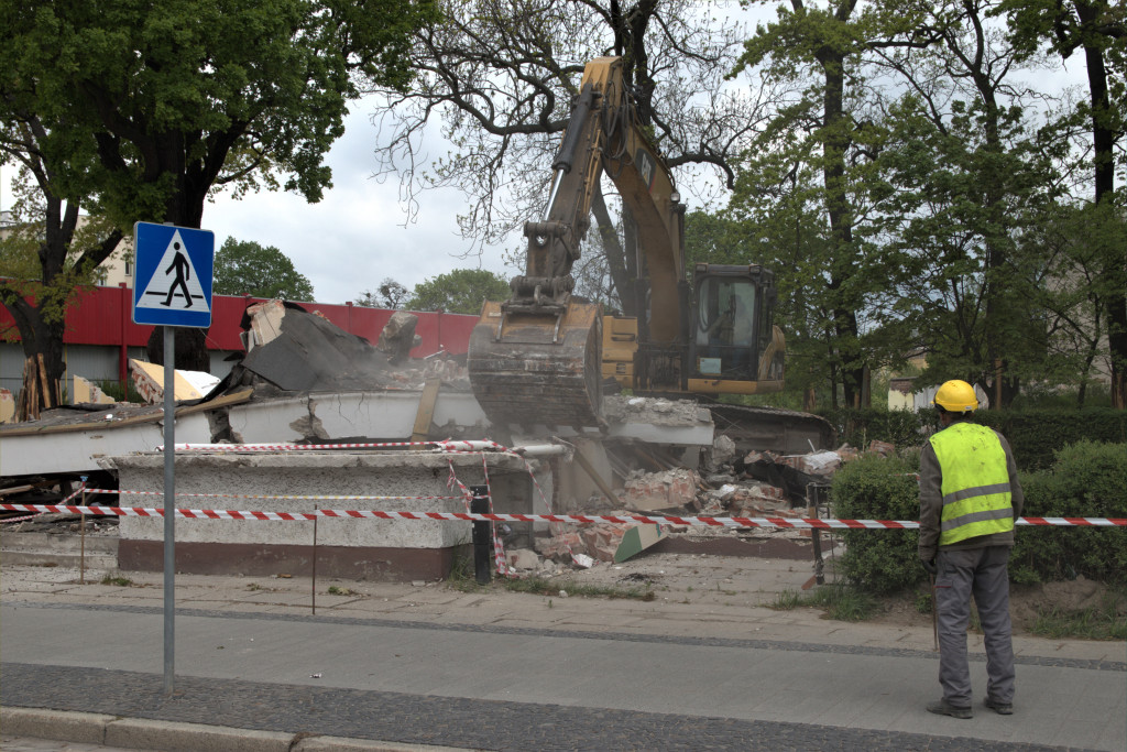 Budynek byłego dworca PKS zburzony (zdjęcia)