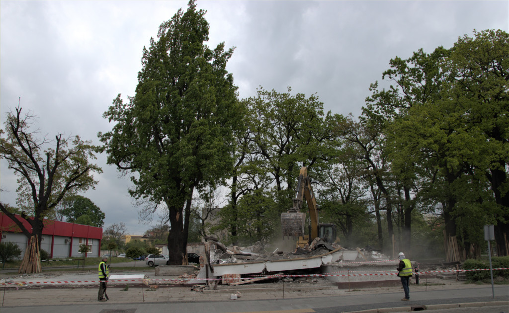 Budynek byłego dworca PKS zburzony (zdjęcia)
