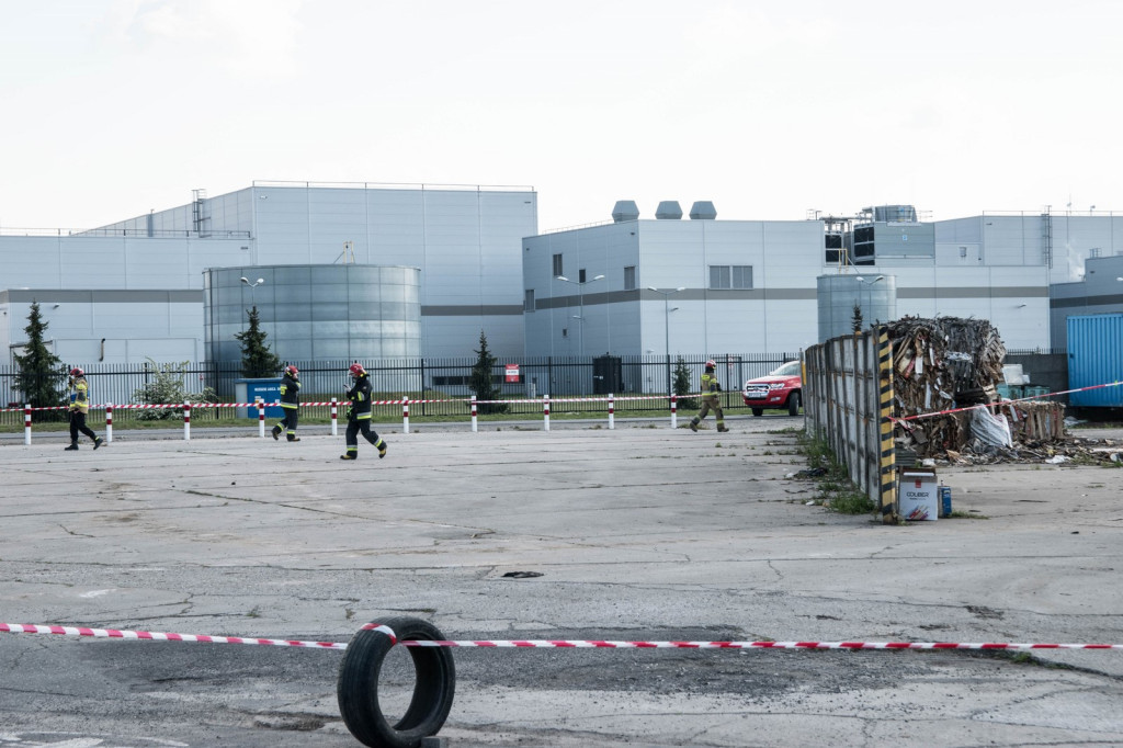 Chemikalia składowane w Skarbimierzu-Osiedle wyciekają z rozszczelnionych zbiorników. Były mieszane z ziemią i gromadzone na hałdzie gleby