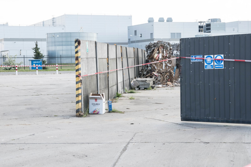 Chemikalia składowane w Skarbimierzu-Osiedle wyciekają z rozszczelnionych zbiorników. Były mieszane z ziemią i gromadzone na hałdzie gleby