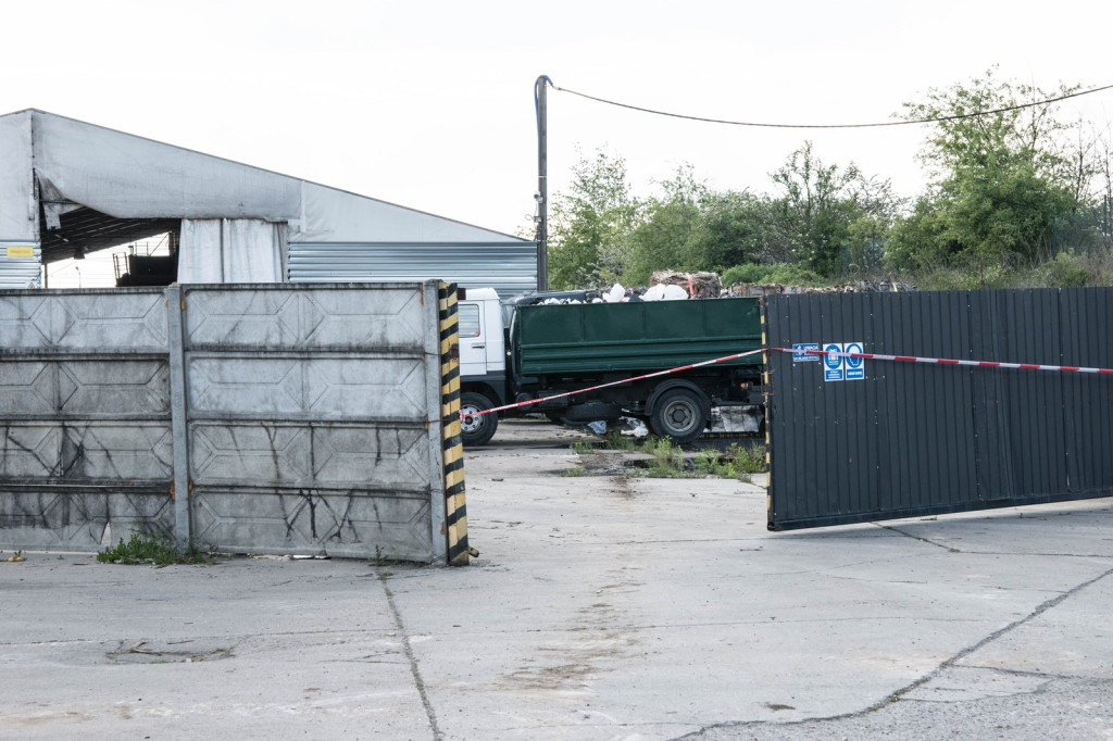 Chemikalia składowane w Skarbimierzu-Osiedle wyciekają z rozszczelnionych zbiorników. Były mieszane z ziemią i gromadzone na hałdzie gleby