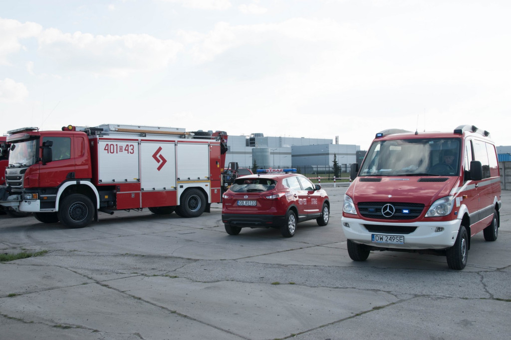 Chemikalia składowane w Skarbimierzu-Osiedle wyciekają z rozszczelnionych zbiorników. Były mieszane z ziemią i gromadzone na hałdzie gleby