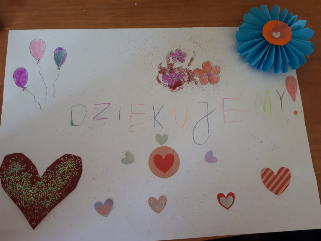 Dzieci z PP1 w Lewinie Brzeskim dziękują bibliotekarzom za ich pracę!