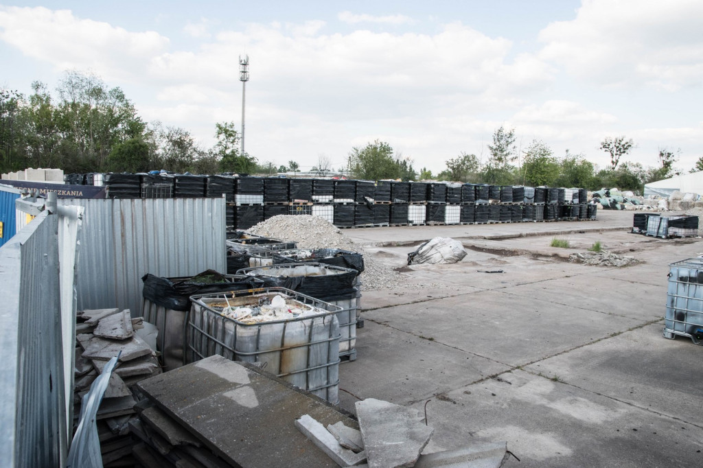 Chemikalia składowane w Skarbimierzu-Osiedle wyciekają z rozszczelnionych zbiorników. Były mieszane z ziemią i gromadzone na hałdzie gleby