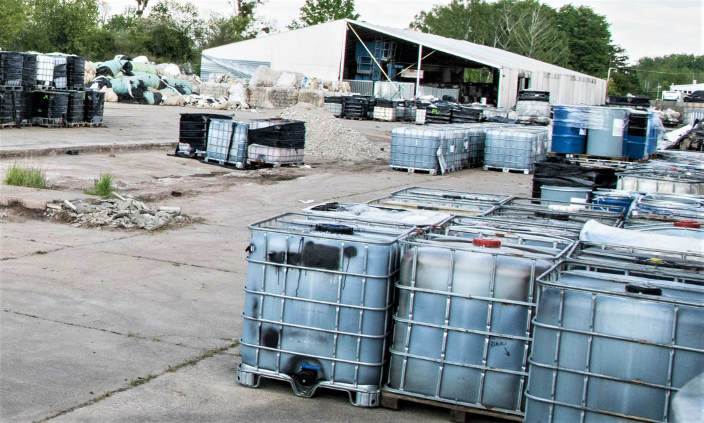 Nowe informacje ws. składowania odpadów w Skarbimierzu-Osiedle. To działo się w sąsiedztwie Urzędu Gminy