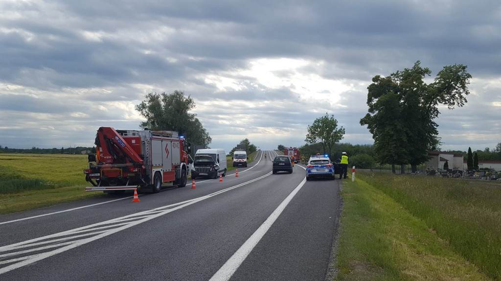 Zderzenie busa z osobówką na obwodnicy Brzegu