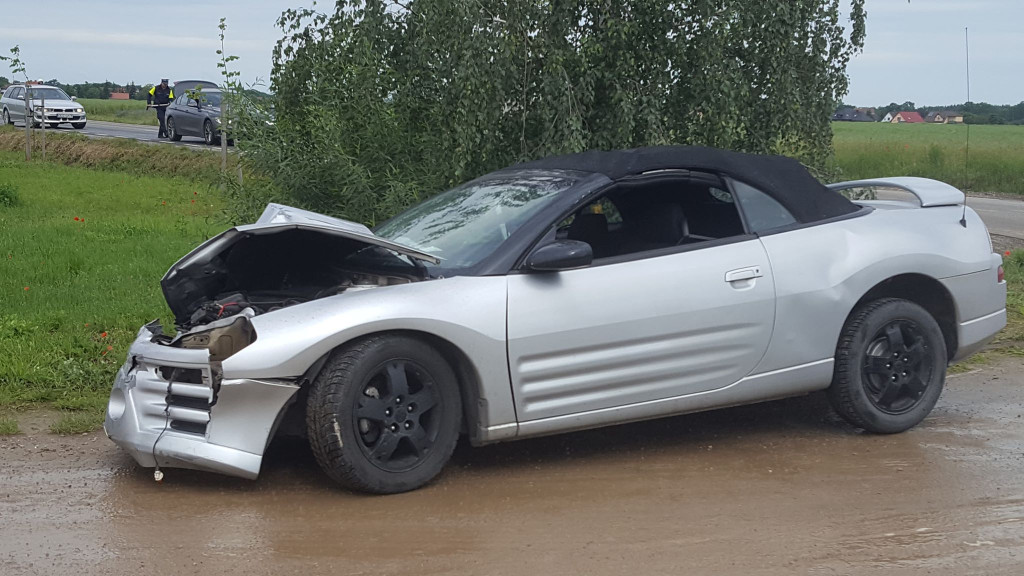 Dwa zdarzenia drogowe na terenie gminy Grodków. Poszkodowana maturzystka trafiła do szpitala