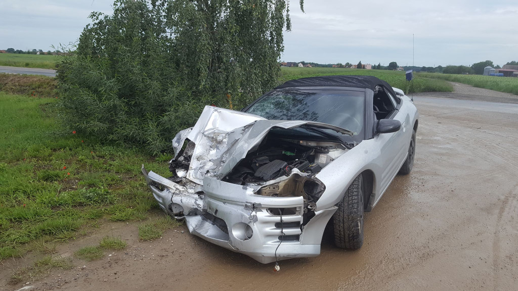 Dwa zdarzenia drogowe na terenie gminy Grodków. Poszkodowana maturzystka trafiła do szpitala