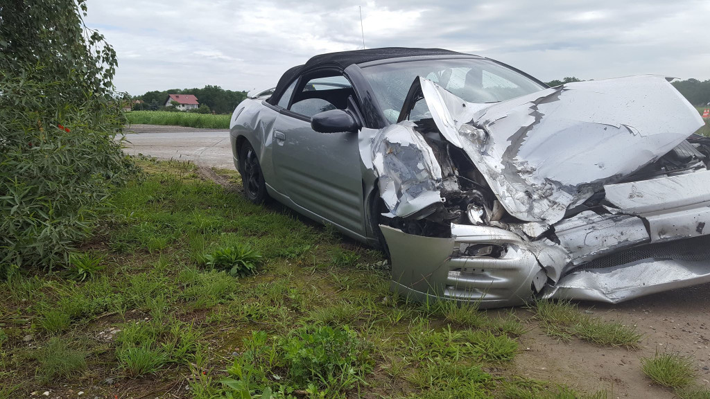 Dwa zdarzenia drogowe na terenie gminy Grodków. Poszkodowana maturzystka trafiła do szpitala