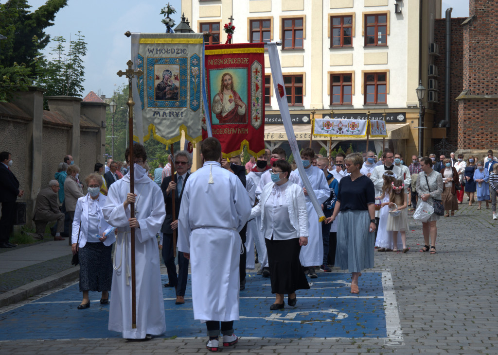 Boże Ciało i procesje w czasie epidemii. Mimo utrudnień i ograniczeń było bardzo uroczyście (ZDJĘCIA)