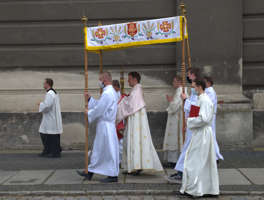 Boże Ciało i procesje w czasie epidemii. Mimo utrudnień i ograniczeń było bardzo uroczyście (ZDJĘCIA)