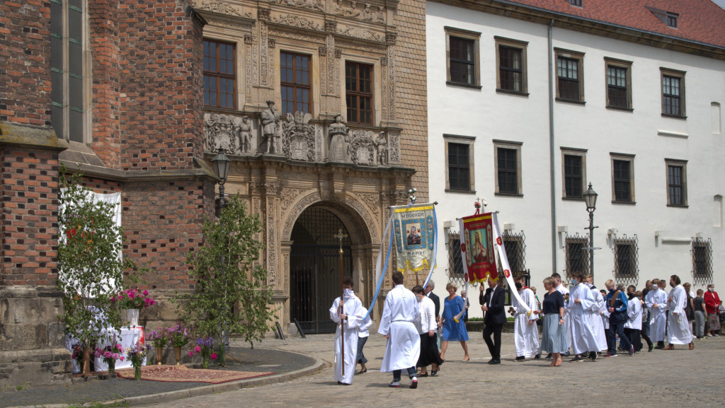Boże Ciało i procesje w czasie epidemii. Mimo utrudnień i ograniczeń było bardzo uroczyście (ZDJĘCIA)