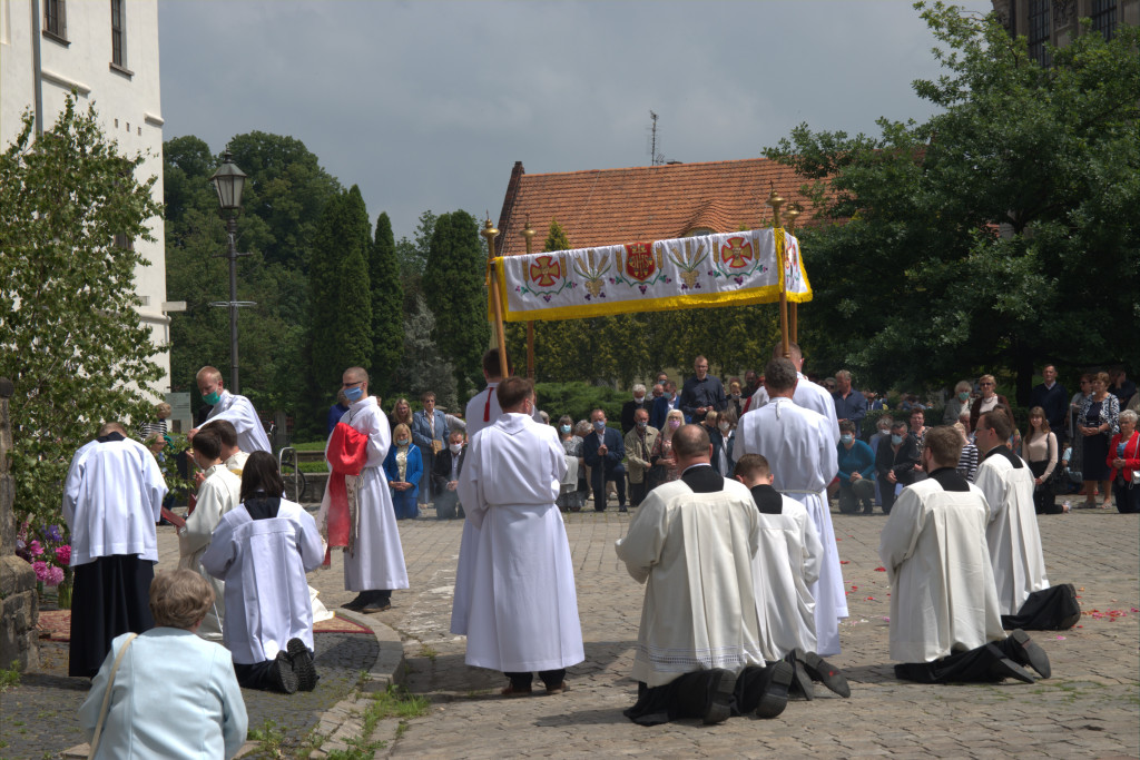 Boże Ciało i procesje w czasie epidemii. Mimo utrudnień i ograniczeń było bardzo uroczyście (ZDJĘCIA)