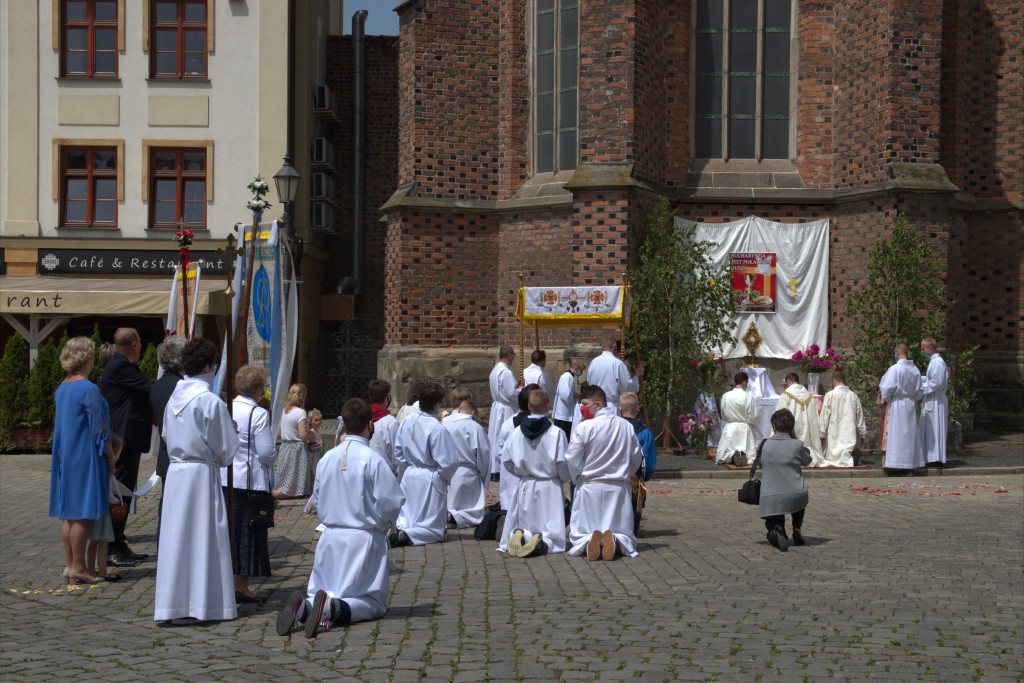 Boże Ciało i procesje w czasie epidemii. Mimo utrudnień i ograniczeń było bardzo uroczyście (ZDJĘCIA)