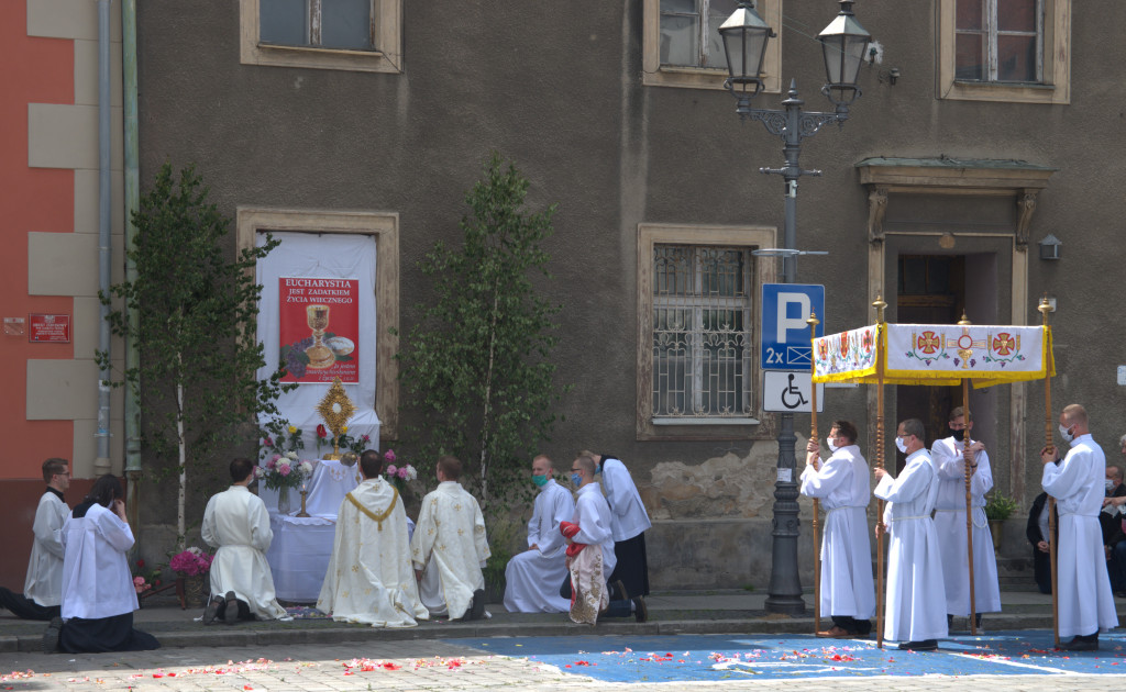 Boże Ciało i procesje w czasie epidemii. Mimo utrudnień i ograniczeń było bardzo uroczyście (ZDJĘCIA)