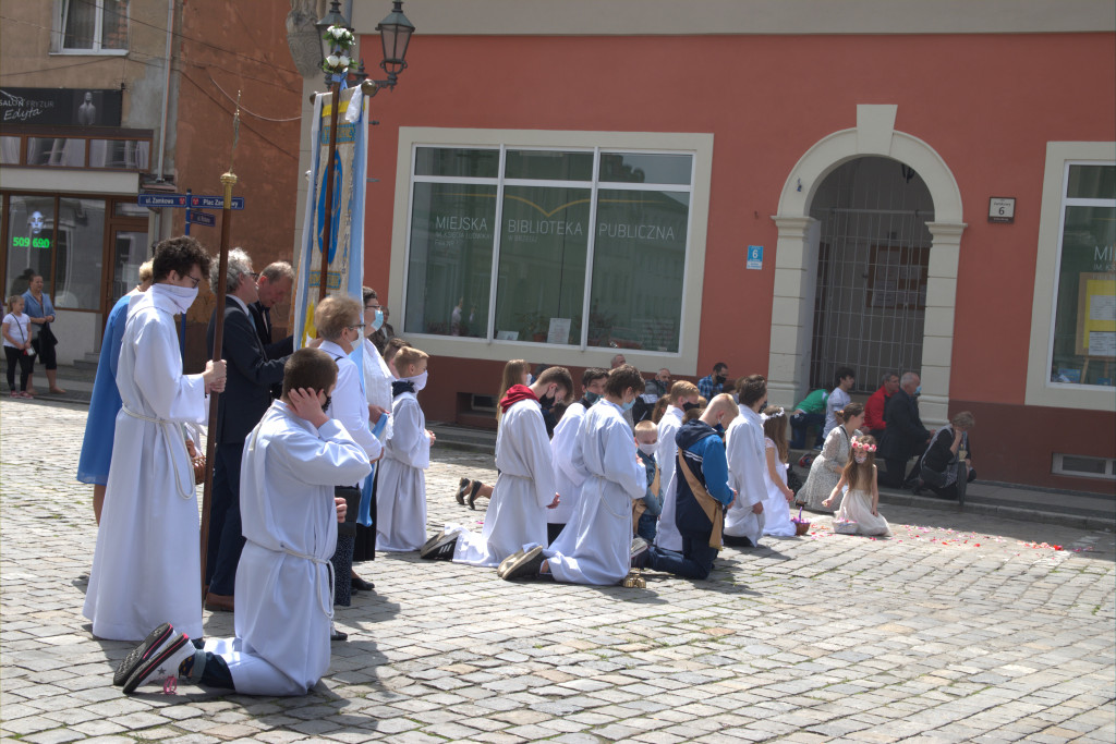Boże Ciało i procesje w czasie epidemii. Mimo utrudnień i ograniczeń było bardzo uroczyście (ZDJĘCIA)