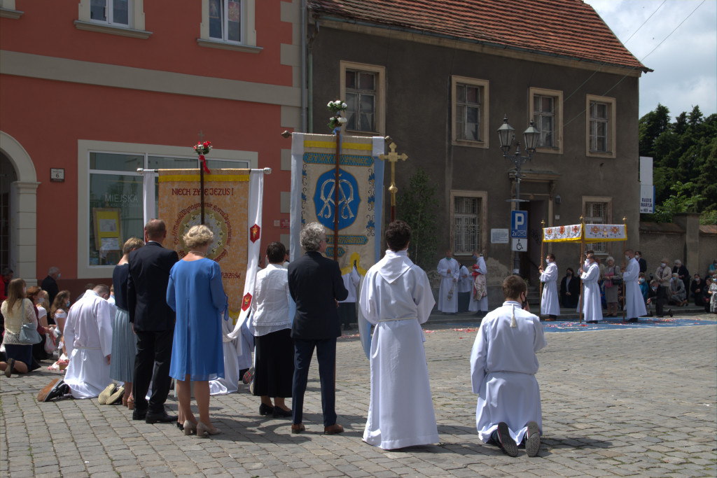 Boże Ciało i procesje w czasie epidemii. Mimo utrudnień i ograniczeń było bardzo uroczyście (ZDJĘCIA)