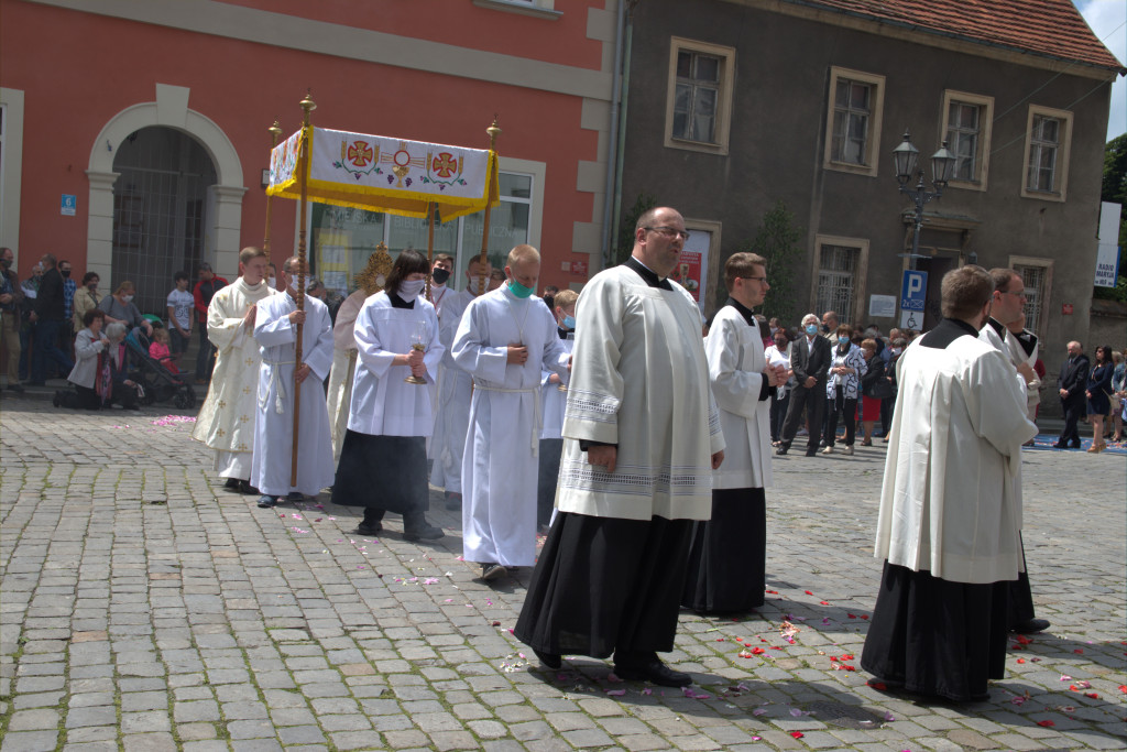 Boże Ciało i procesje w czasie epidemii. Mimo utrudnień i ograniczeń było bardzo uroczyście (ZDJĘCIA)